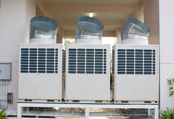 Кондиционеры, большие кондиционеры, большие ряды вентиляторов.