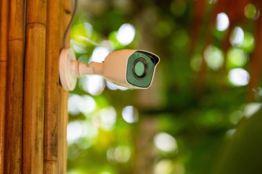 Bambu direklerine monte edilmiş güvenlik kameraları metin için alanı terk eder