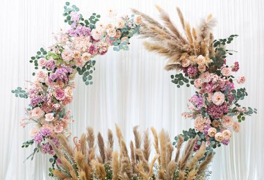 Çiçekler, düğün ya da parti kullanımı için beyaz arka planda mor ve beyaz tonlarda daire şeklinde dekore edilmiştir..