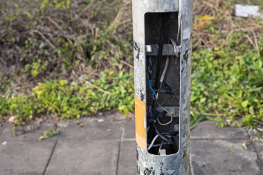 Hasarlı ve kullanılmaya hazır olmayan elektrik şalteri binadaki yangının veya güvenliğin sebebi.