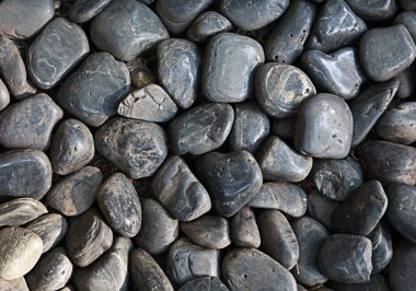 Yere birkaç siyah taş serilmiş. Detayların dokusunu gösteren yakın plan fotoğraflar..