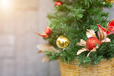 Noel sepetleri ve çam ağaçları fotokopi alanını kullanım için bırakır.