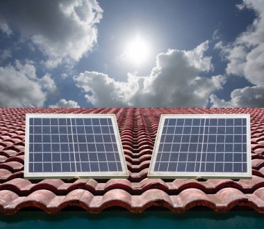 Sırtına güneş enerjisi almak için bir güneş paneli yerleştirmek, temiz enerji kullanımı kavramı, dünyayı sevmek.