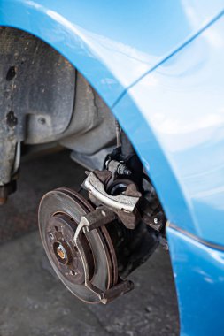 Disc brakes, front wheels, cars are removing, repairing, checking for maintenance due to use.