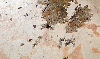 Motor yağı beton zeminde bir leke bırakır..