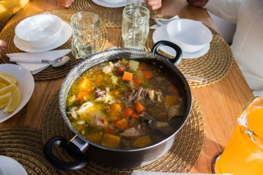 Yemek odasındaki masada latin et çorbası.