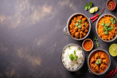 Hint körili masala masala ya da Hint yemeği körili, masala körili, Hint baharatlı, servis edilmiş ve seçici odaklı Hint yemeği.,