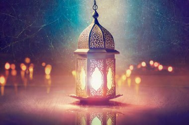 Ramazan Kareem konsepti. Gece kentinde geleneksel Arap fenerleri.