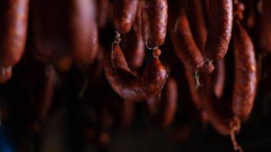 Kurutma ve sigara içme işlemi için sosis asmak