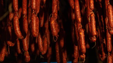 Kurutma ve sigara içme işlemi için sosis asmak