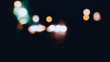 Geceleri odak dışı ışık grupları karanlık arka plana karşı dururlar.