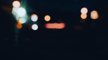 Geceleri odak dışı ışık grupları karanlık arka plana karşı dururlar.