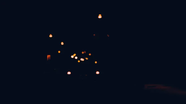 Grupo Luces Fuera Foco Noche Destacan Sobre Fondo Oscuro — Foto de Stock