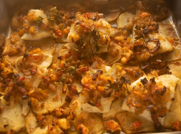 Patates Tabanlı Sebzeli Doğranmış Sebzeli Kızarmış Morina Balığı Parçaları — Stok fotoğraf