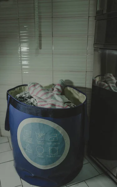 Çamaşırların Nasıl Yıkanacağını Gösteren Sembollerle Dolu Poşetler Çamaşır Makinesine Konmaya — Stok fotoğraf