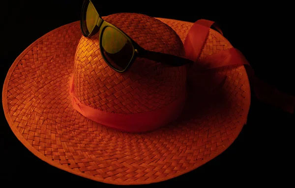 橙色女帽 头戴黑色太阳镜的部位 — 图库照片