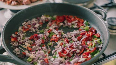 Kızartma tavası sebzelerle birlikte. Lezzetli bir yemek hazırlamak için temel olacak.