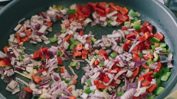 Kızartma Tavası Sebzelerle Birlikte Lezzetli Bir Yemek Hazırlamak Için Temel — Stok fotoğraf