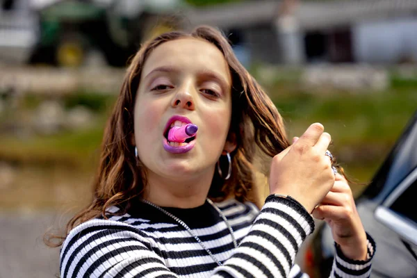 Adolescenta Femeie Pictează Buzele Uitându Paharul Unei Choche — Fotografie, imagine de stoc