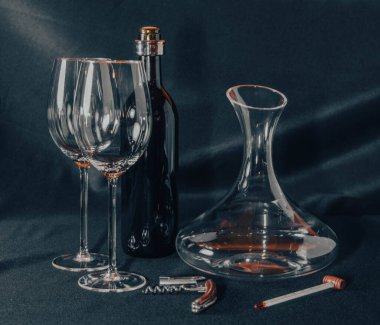 Tadına bakmadan önce oksijenlendirilmesi gereken kırmızı şarabı doğru şekilde içmek için gereken her şey.