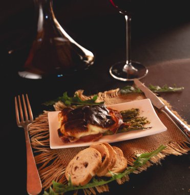 Şarap ve antika çatal bıçak için konteynırın yanında pişmiş yemek tabağı.