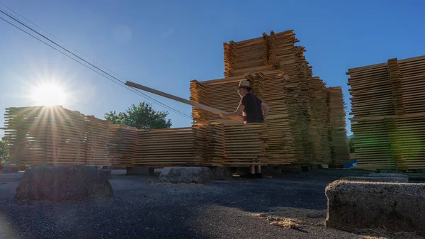 Bir Adam Elinde Bir Sopayla Yürür Gölgesinin Yansıdığı Bir Odun — Stok fotoğraf