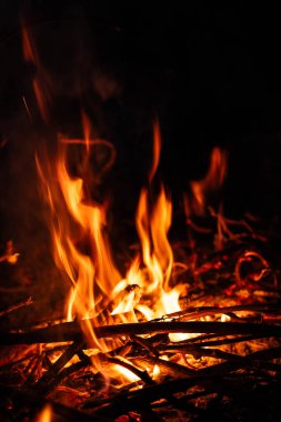 Geceleyin şenlik ateşinde organik madde tüketiliyor.