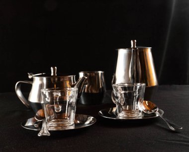 İçi çay dolu gümüş kaplama metal tabaklar ve sıvıyı depolamak için kaplar.