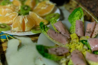 Marul yapraklarının üzerine koyulmuş ince et dilimleri.