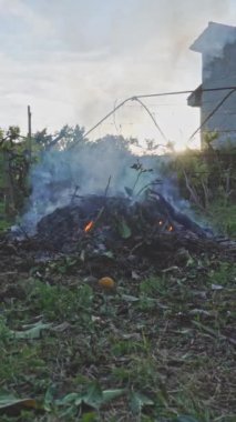 Kış ateşi, bahçenin bakımıyla ortaya çıkan kalıntıları yakmak için.