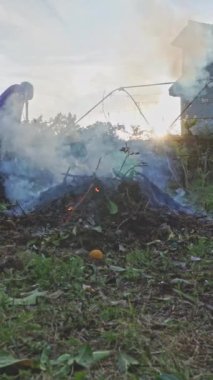 Kış ateşi, bahçenin bakımıyla ortaya çıkan kalıntıları yakmak için.