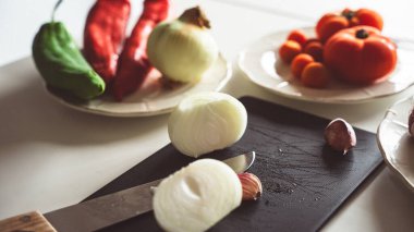 Tahtada bıçakla doğranmış bazı sebze malzemeleri pişirmek için.