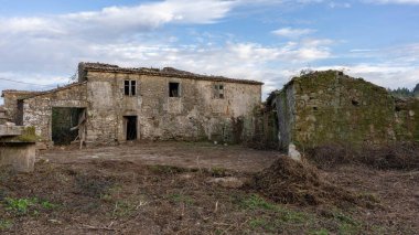 Terk edilmiş taştan bir kır evi.