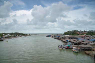 Chanthaburi Eyaleti 'nin Chanthaburi Eyaleti' nde 29 Haziran 2018 tarihinde Chanthaburi 'de yer alan mangrov ormanlarında balıkçı teknesi..
