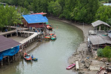 Chanthaburi Eyaleti 'nin Chanthaburi Eyaleti' nde 29 Haziran 2018 tarihinde Chanthaburi 'de yer alan mangrov ormanlarında balıkçı teknesi..