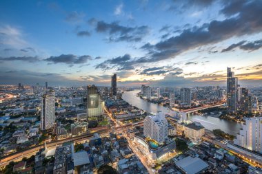 BANGKOK, 31 Ekim: Chao Phraya Nehri kıvrımı ve nehir kenarı manzarası, renkli bir alacakaranlık gökyüzü. 31 Ekim 2023 'te Devlet Kulesi' nden. Bangkok, Tayland 'ın başkenti ve en kalabalık şehridir..
