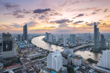 BANGKOK, 31 Ekim: Chao Phraya Nehri kıvrımı ve nehir kenarı manzarası, renkli bir alacakaranlık gökyüzü. 31 Ekim 2023 'te Devlet Kulesi' nden. Bangkok, Tayland 'ın başkenti ve en kalabalık şehridir..