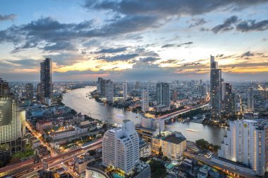 BANGKOK, 31 Ekim: Chao Phraya Nehri kıvrımı ve nehir kenarı manzarası, renkli bir alacakaranlık gökyüzü. 31 Ekim 2023 'te Devlet Kulesi' nden. Bangkok, Tayland 'ın başkenti ve en kalabalık şehridir..