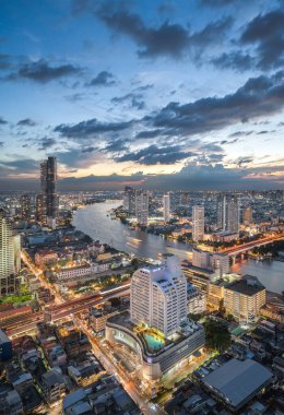 BANGKOK, 31 Ekim: Chao Phraya Nehri kıvrımı ve nehir kenarı manzarası, renkli bir alacakaranlık gökyüzü. 31 Ekim 2023 'te Devlet Kulesi' nden. Bangkok, Tayland 'ın başkenti ve en kalabalık şehridir..