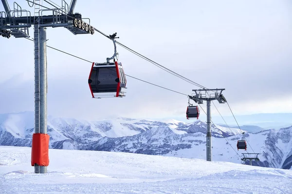 Góndola Teleférico Una Estación Esquí Con Montañas Nevadas Fondo Remonte —  Fotos de Stock