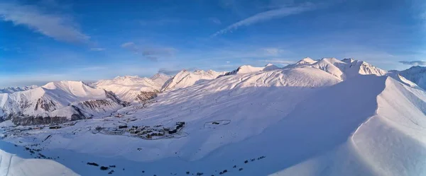 Brett Luftpanorama Över Snöiga Bergskammar Vintersoluppgången Fantastiska Berg Sortiment Täckt — Stockfoto