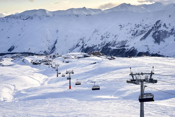 Góndola Teleférico Una Estación Esquí Con Montañas Nevadas Fondo Remonte —  Fotos de Stock