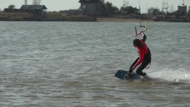 Kiteboardcu Sea Bay Uçurtmaya Biniyor Uçurtma Sörfü Alanında Serbest Stil — Stok video