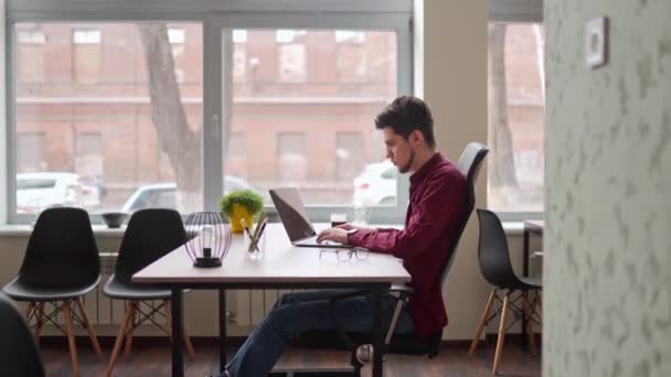 Joven Hombre Freelancer Que Trabaja Con Ordenador Portátil Espacioso Coworking — Vídeos de Stock