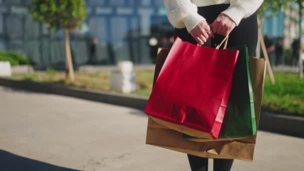 Şehirde Alışveriş Merkezinin Yanında Elinde Kağıt Torbalarla Duran Kadına Yakın — Stok video