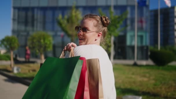 Mujer Feliz Con Bolsas Compras Caminando Ciudad Desde Centro Comercial — Vídeos de Stock