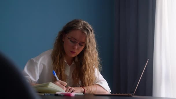 Mulher Estudando Escrevendo Notas Para Bloco Notas Escuta Tutorial Web — Vídeo de Stock