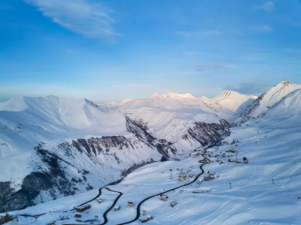Weites Luftpanorama Des Schneebedeckten Bergrückens Skigebiet Dorf Bei Sonnenaufgang Atemberaubende — Stockfoto