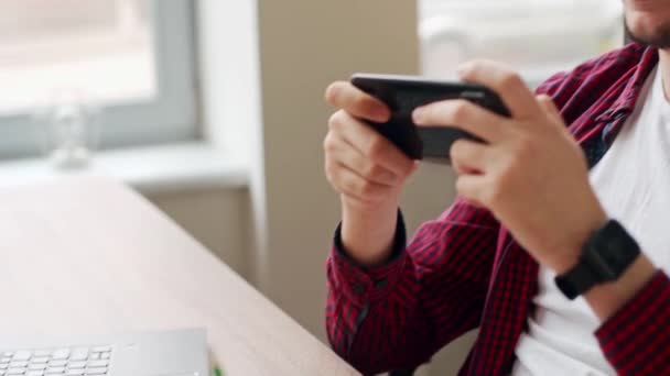 オフィスワーカーは オンラインゲーム ソーシャルネットワークメッセージ ビデオをチェックするためにスマートフォンを使用して仕事から気を散らしました 注目の赤字を持つ男 インターネット閲覧中毒 生産性の低い仕事 — ストック動画