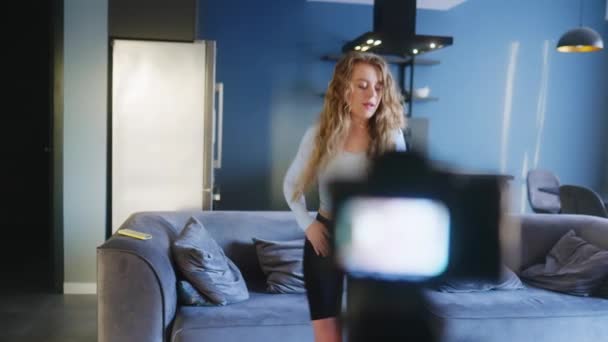 Pen Jente Som Tar Opp Video Trendy Dansekonkurranse Liker Tilhengere – stockvideo
